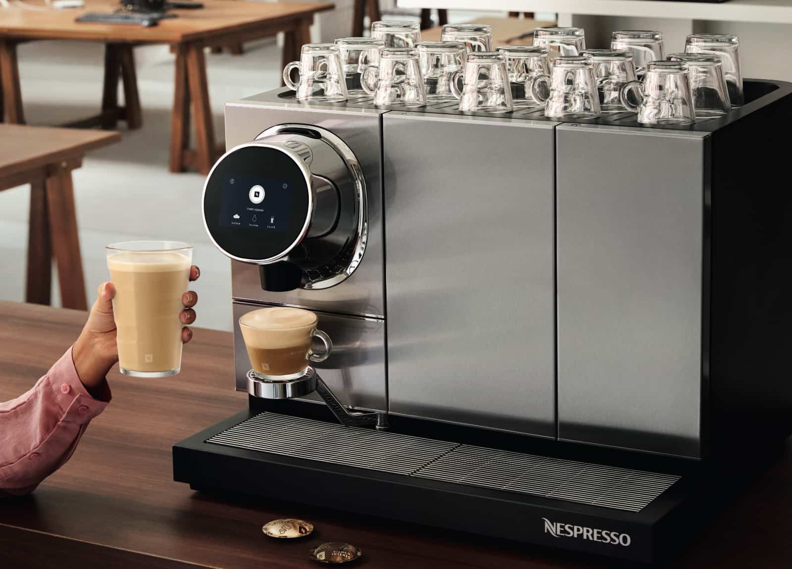Taza de café Nespresso recién preparada en una oficina