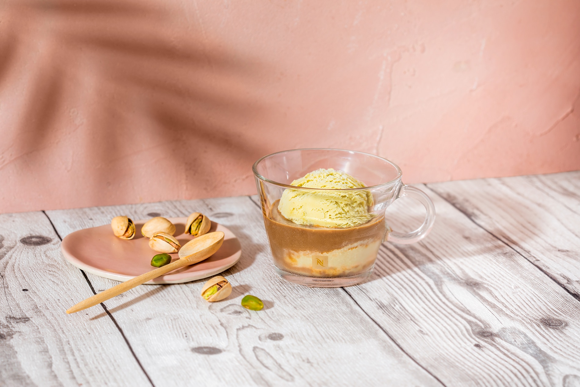 Copa de affogato: helado de vainilla con espresso caliente