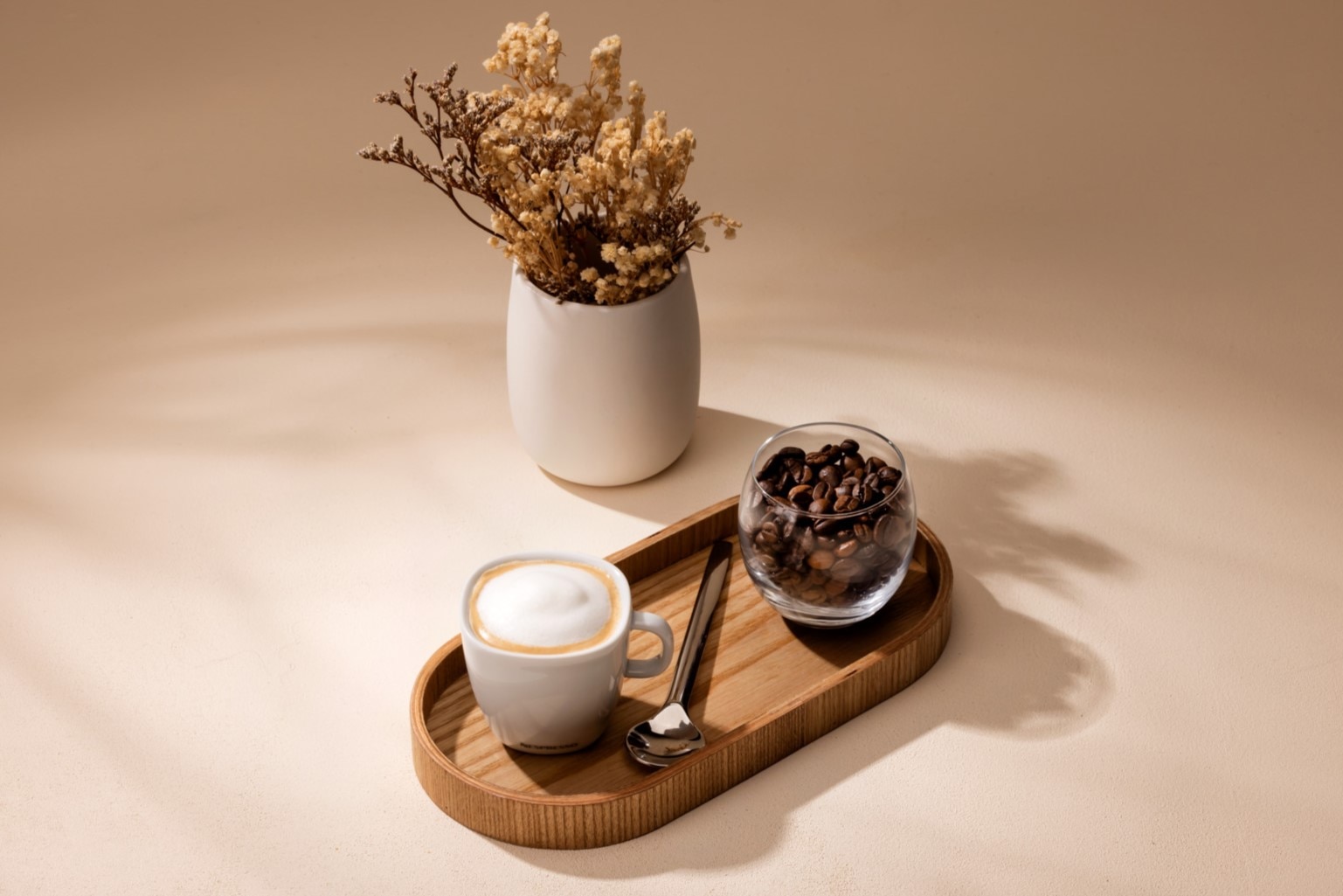 Vaso de café mocha con leche, chocolate y espuma