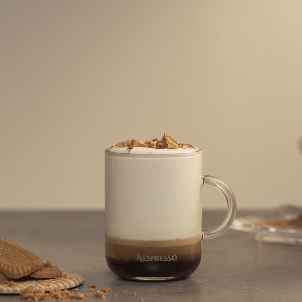 Taza de cappuccino con corona de espuma cremosa