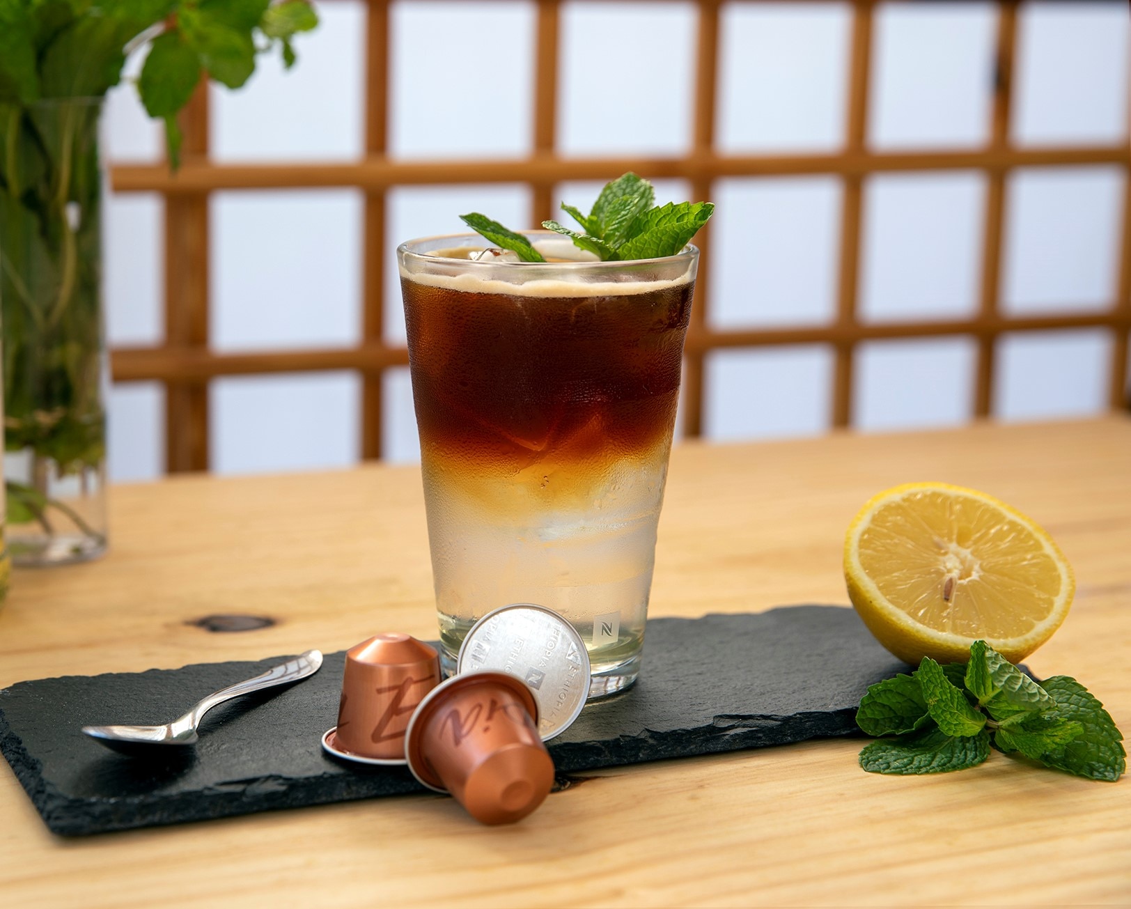 Vaso de espresso tónico con hielo y una rodaja de naranja
