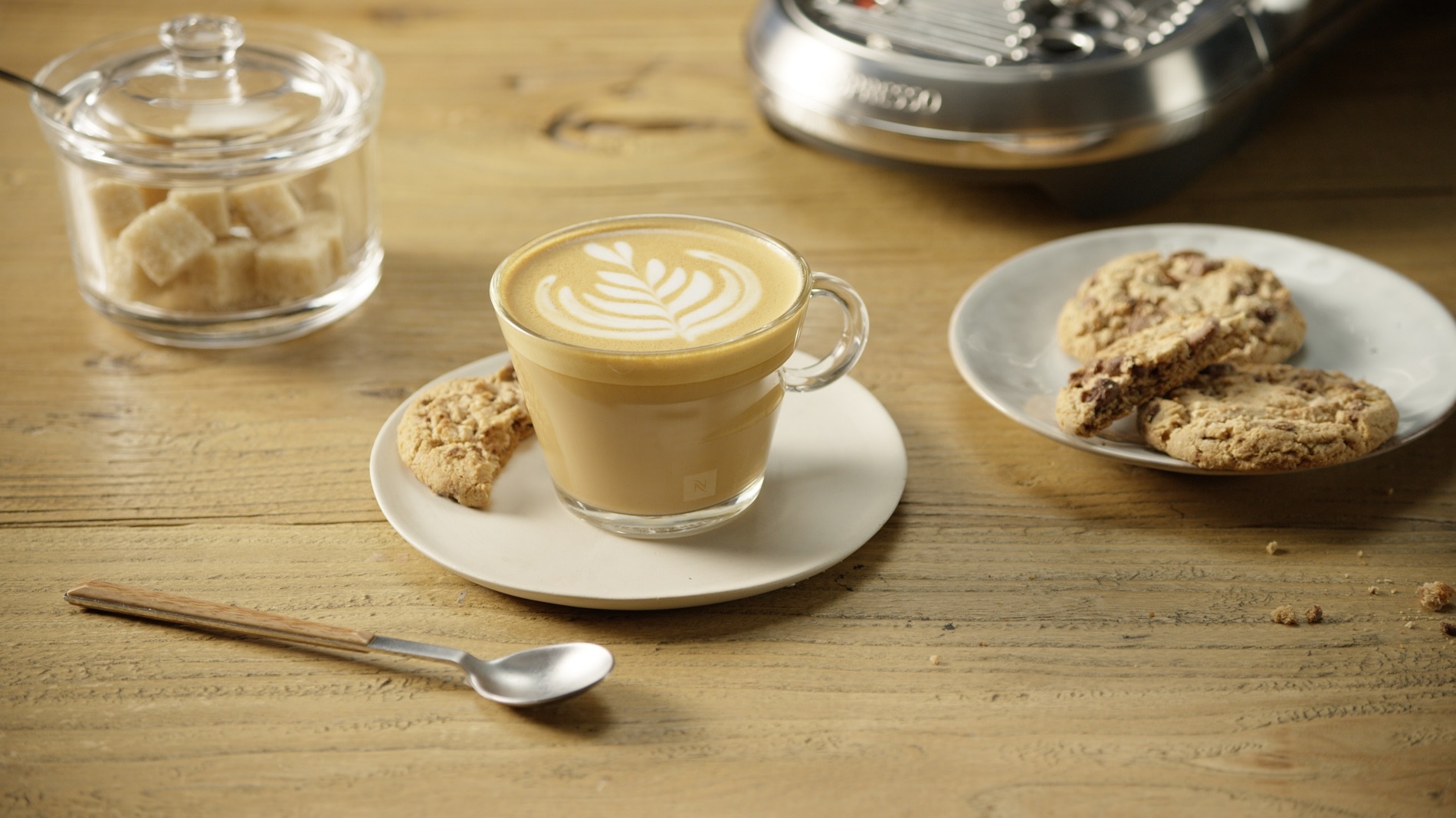 Taza de flat white con leche y microespuma sedosa
