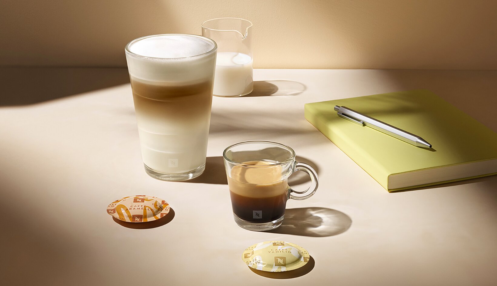 Vasos Nespresso VIEW con latte macchiato, espresso y jarra de leche