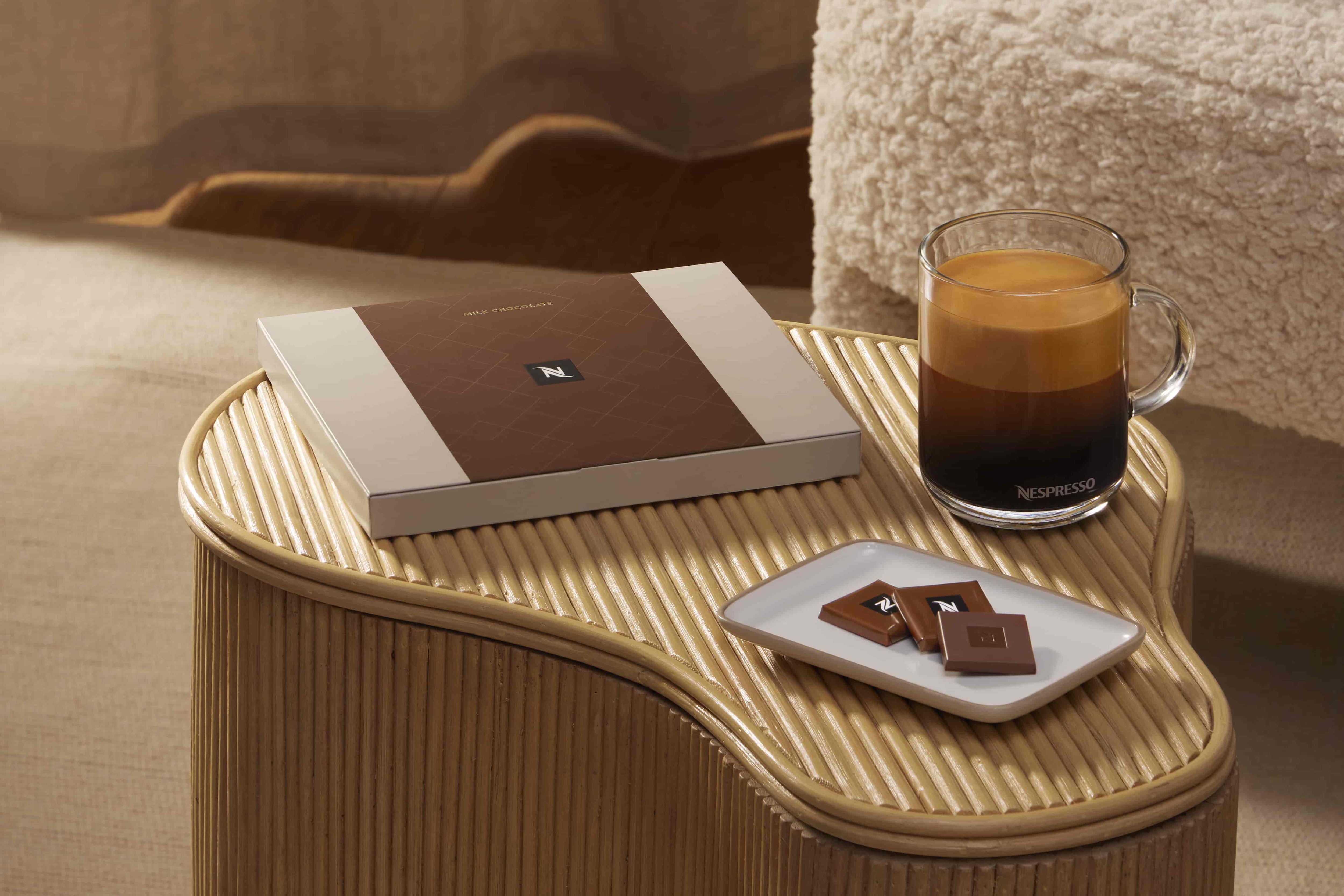Chocolates Nespresso junto a un café y caja de regalo
