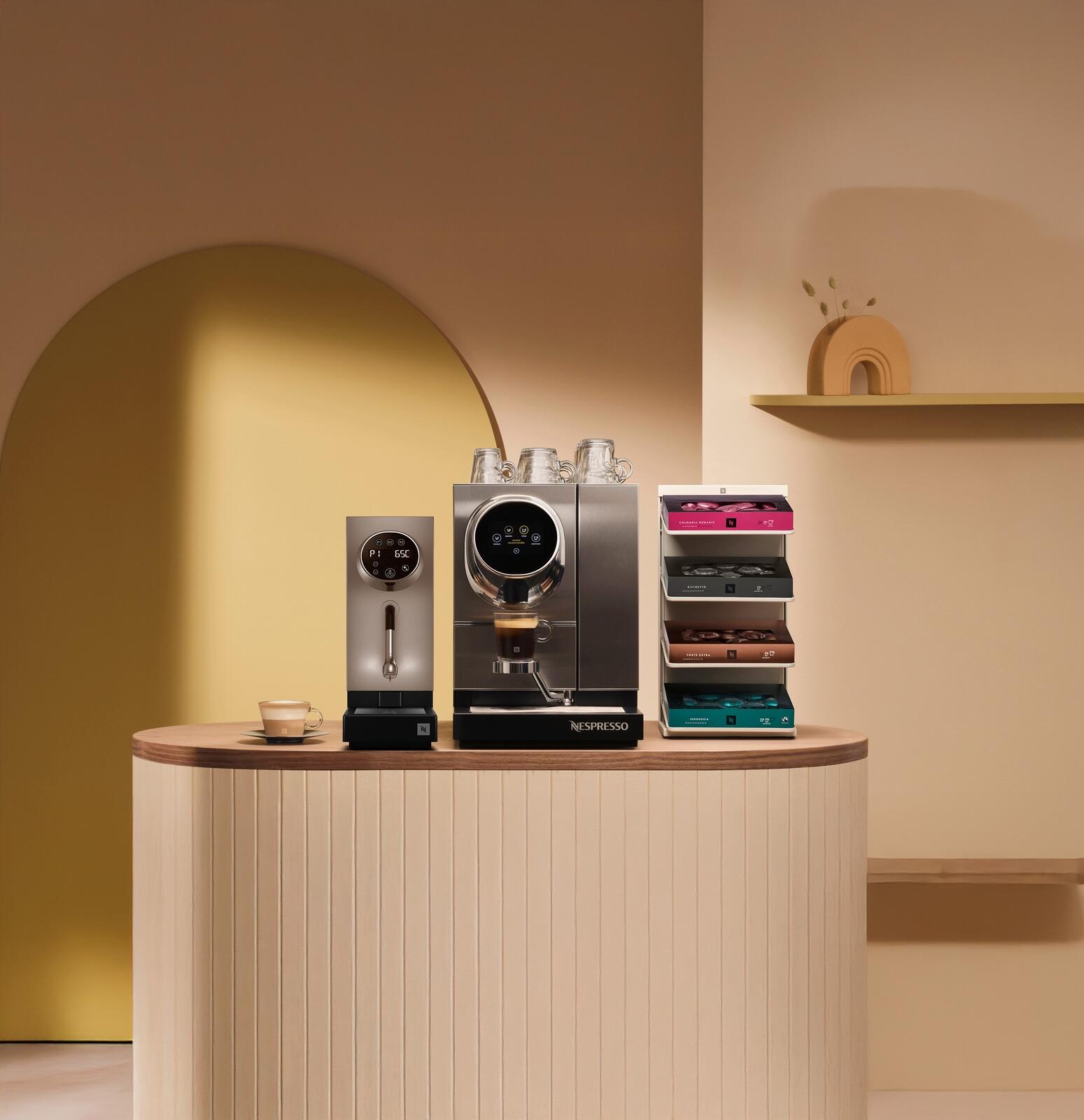 Máquina Nespresso Momento con dispensador de agua y cápsulas de origen